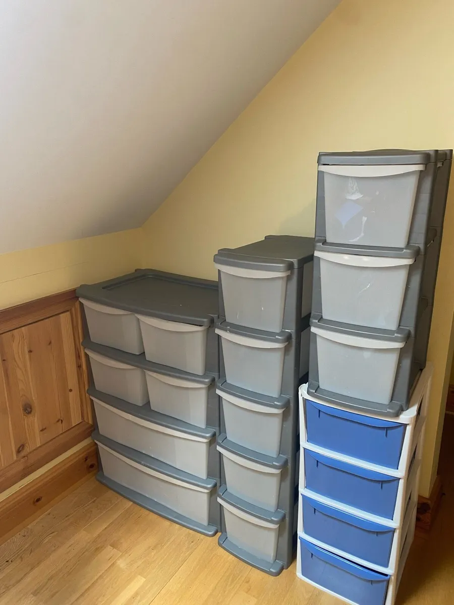18 various sizes pull out storage boxes - Image 1