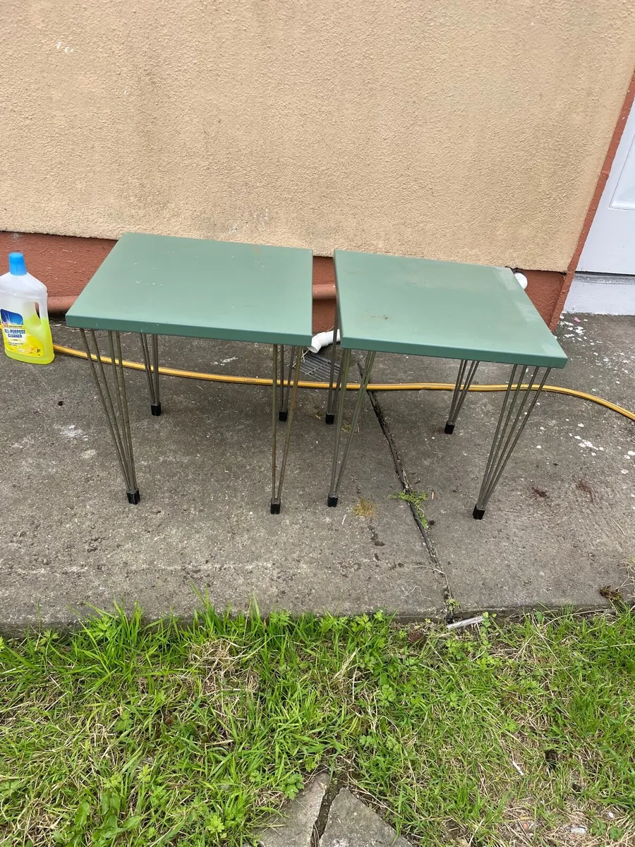 2 side tables €20 - Image 1