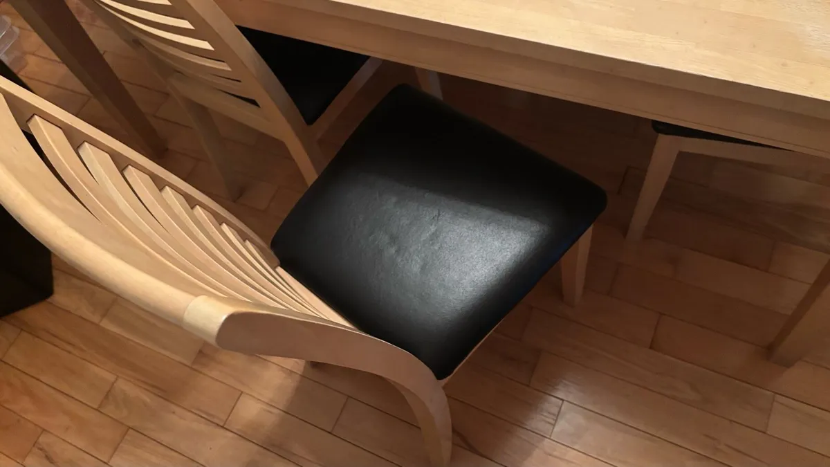 Dining table and 6 chairs - Image 2