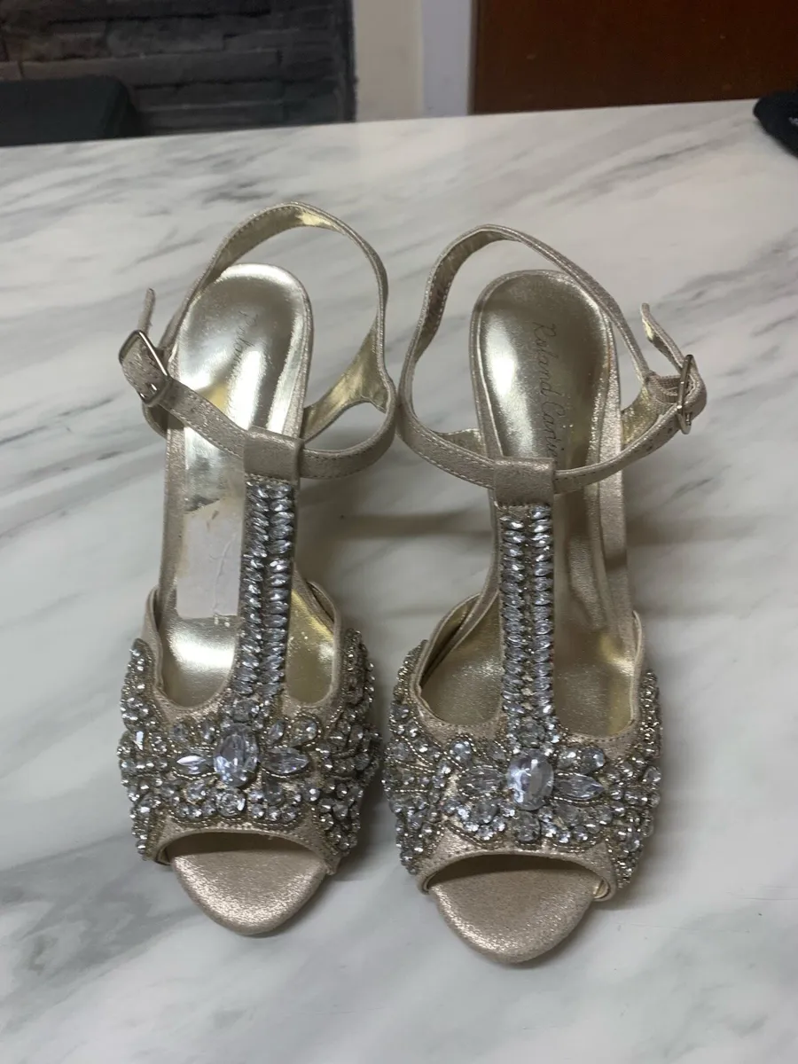A pair of Roland Cartier gold sandals - Image 1