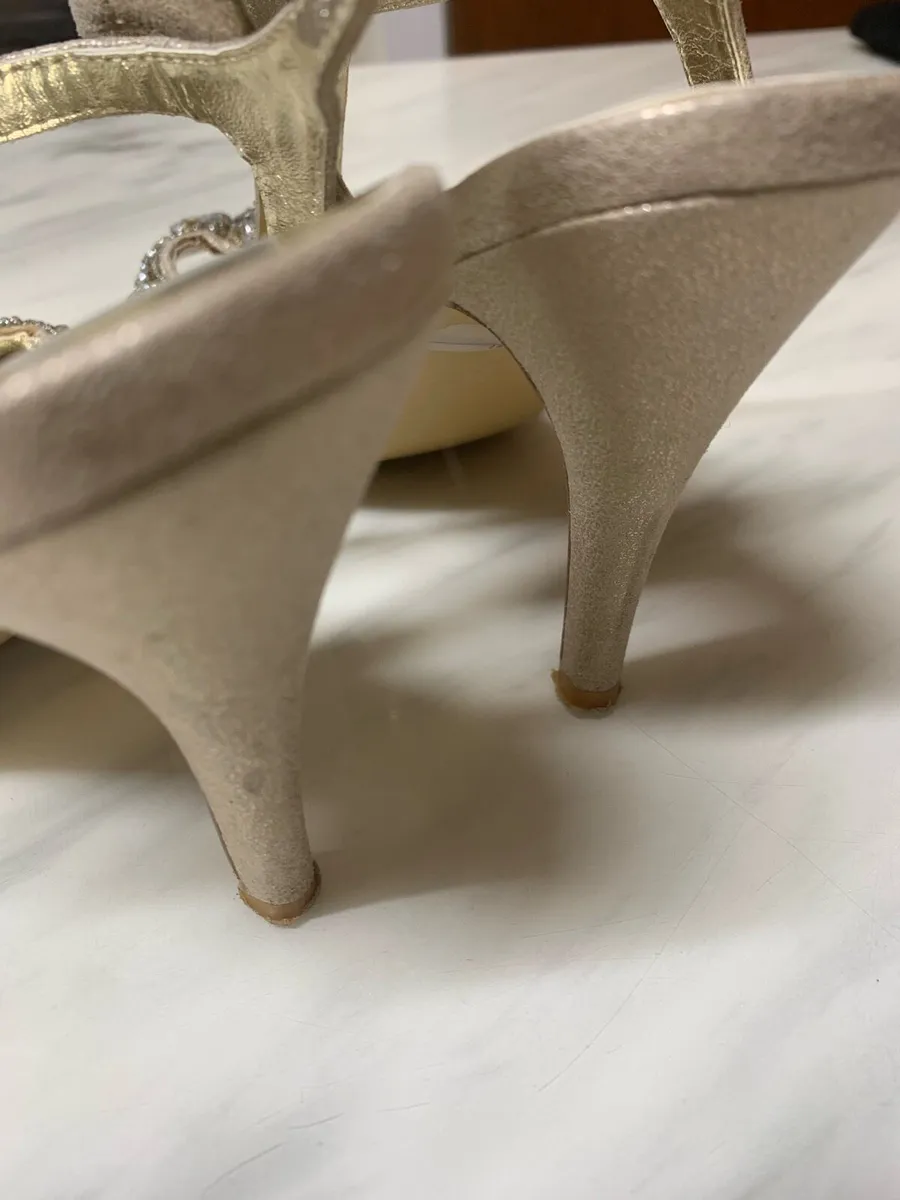 A pair of Roland Cartier gold sandals - Image 2