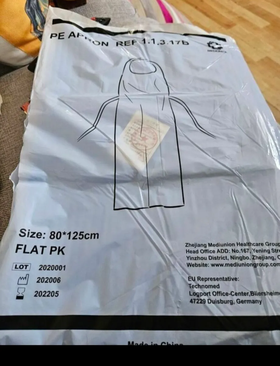 20 Packs of 100 Plastic Aprons - Image 1