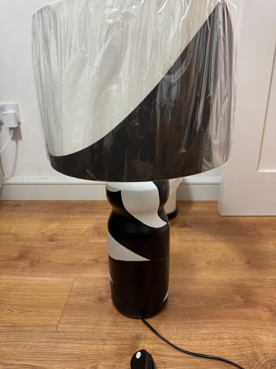 Table lamp want gone fast !!! - Image 1