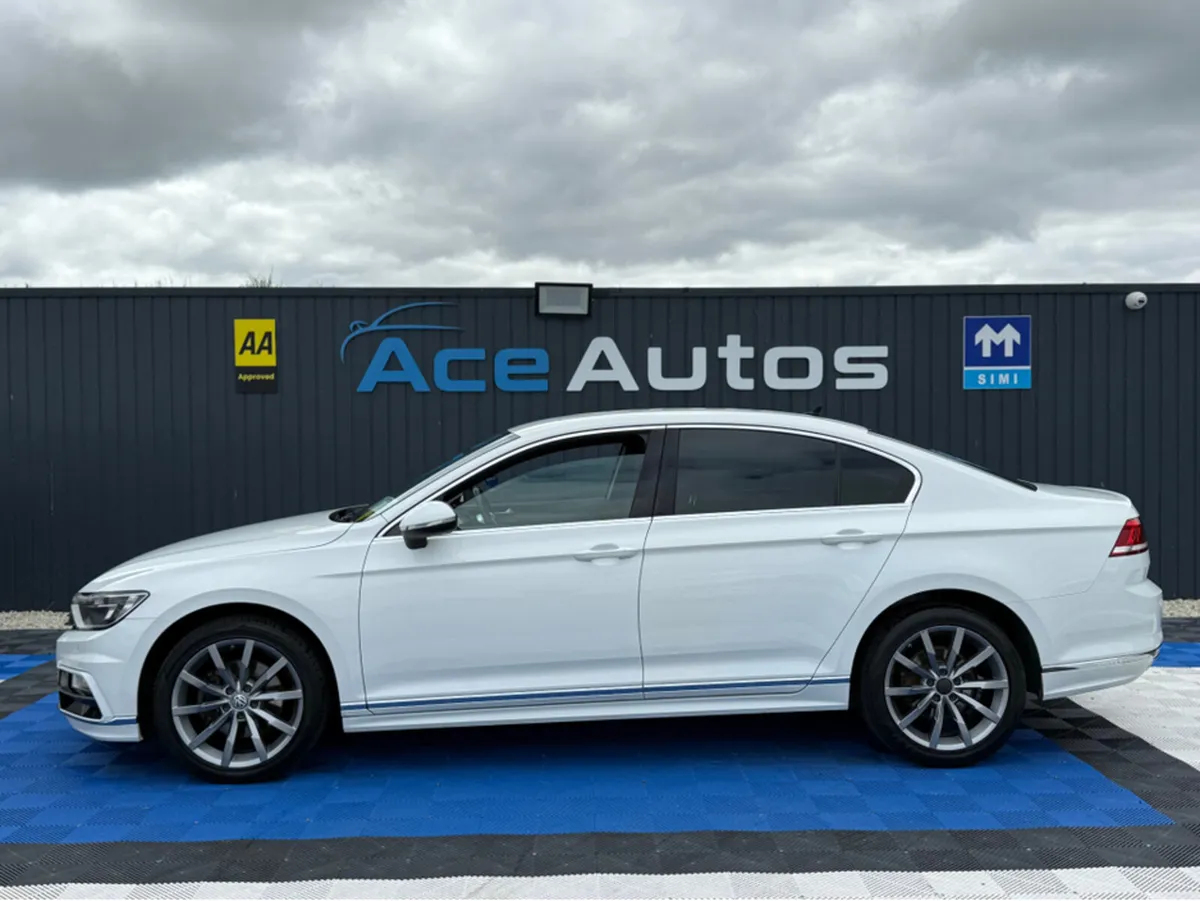 Volkswagen Passat R-LINE - 2.0L DIESEL - MANUAL - - Image 4