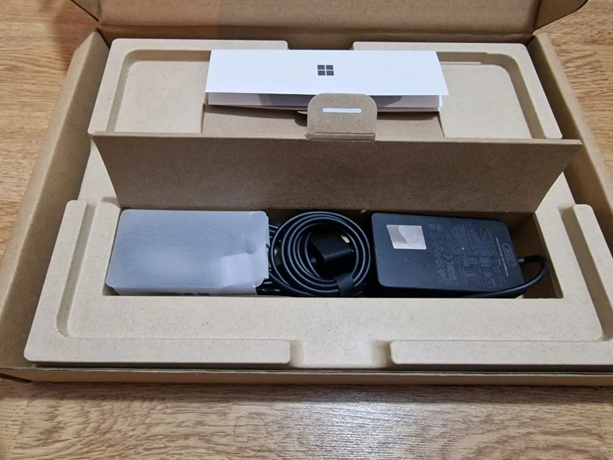 Microsoft surface pro 11 512gb + keyboard with pen - Image 1