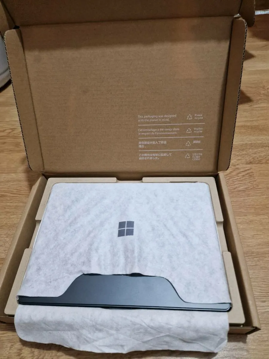 Microsoft surface pro 11 512gb + keyboard with pen - Image 2
