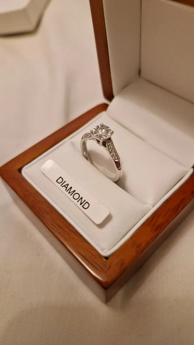 Engagement ring - Image 1