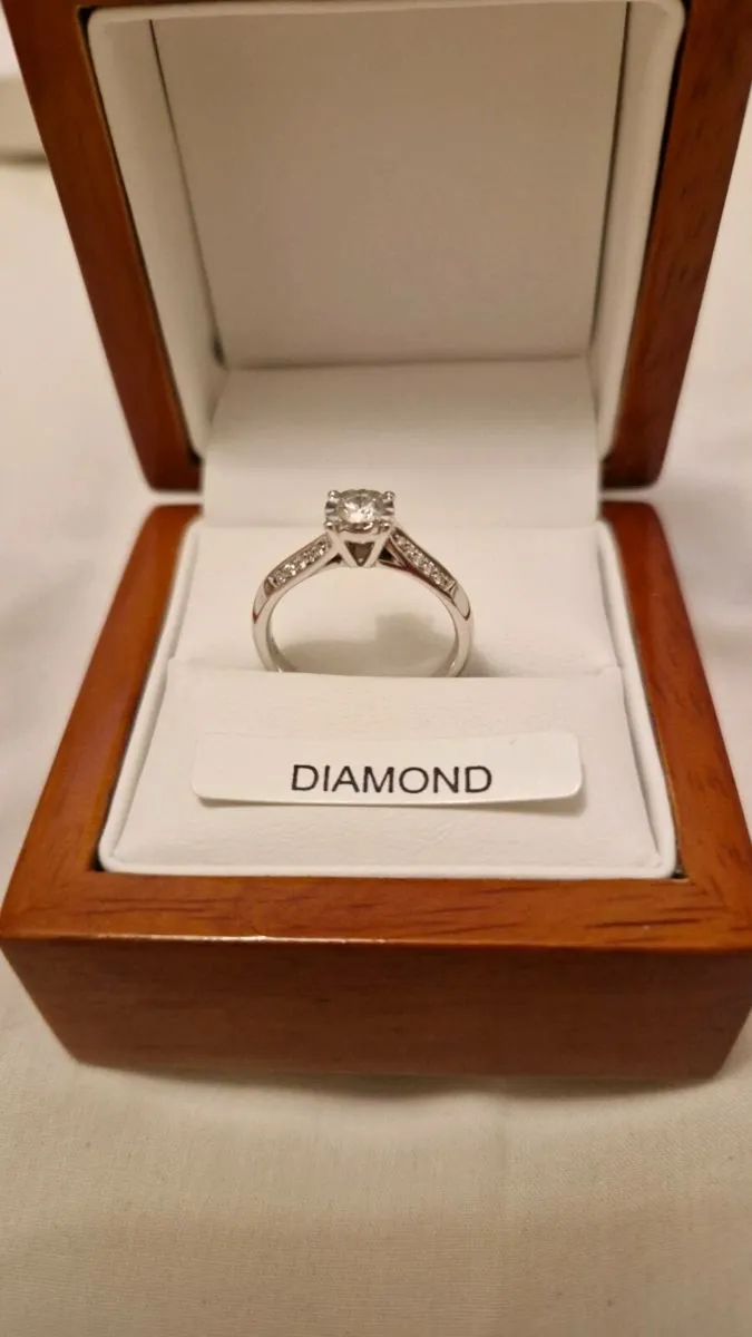 Engagement ring - Image 2