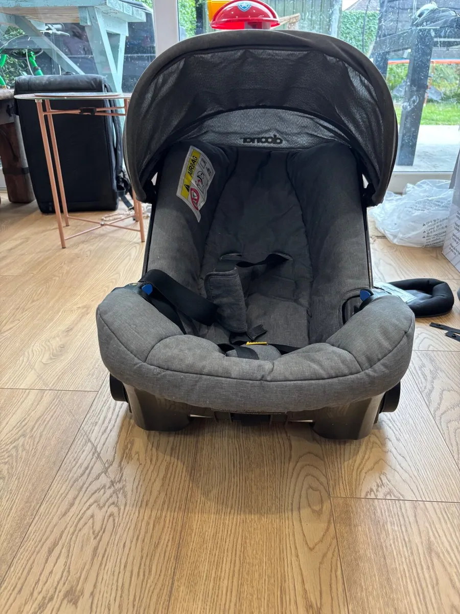 Doona car seat - stroller - Image 3