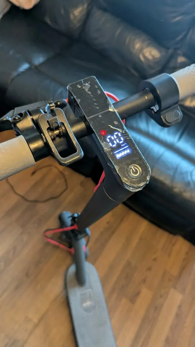 Aovo Electric Scooter - Image 1