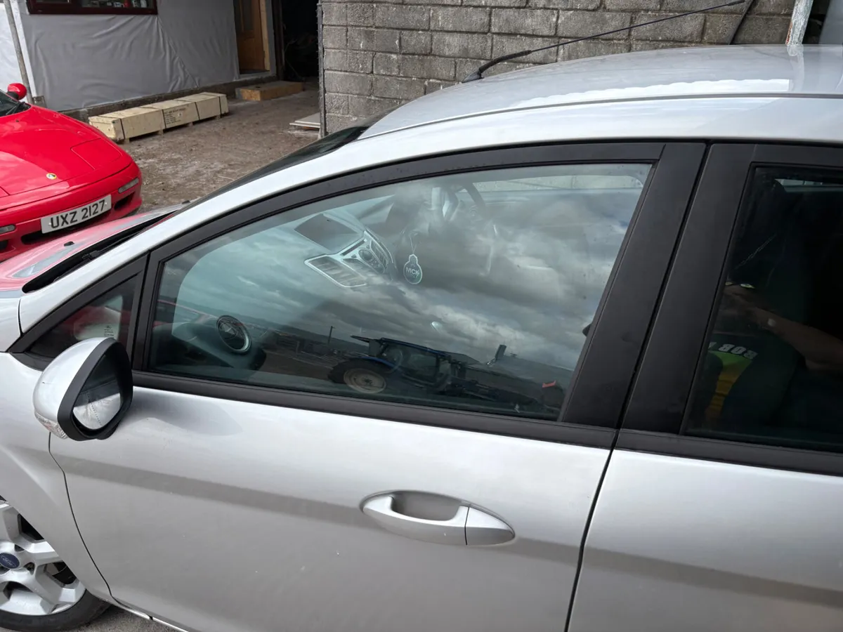 Ford Fiesta 2011 - Image 2