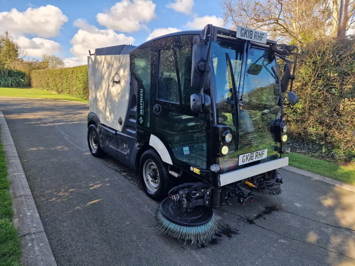 Mathieu MC210 road sweeper roadsweeper 1500 hrs - Image 2