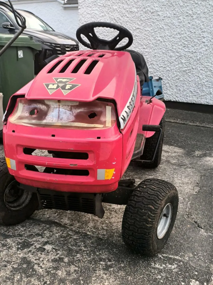 Ride on lawnmower - Image 1