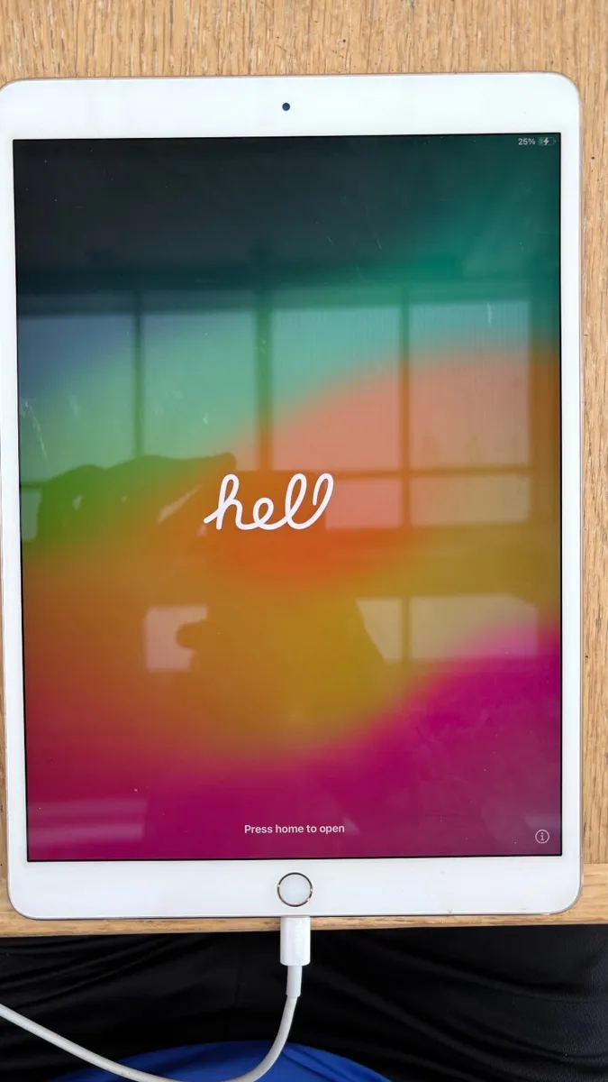 iPad Pro 10.5 Inch 64Gb Rose Gold and Pencil - Image 2