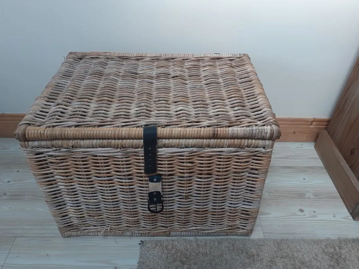 Wicker chest/hamper basket - Image 1