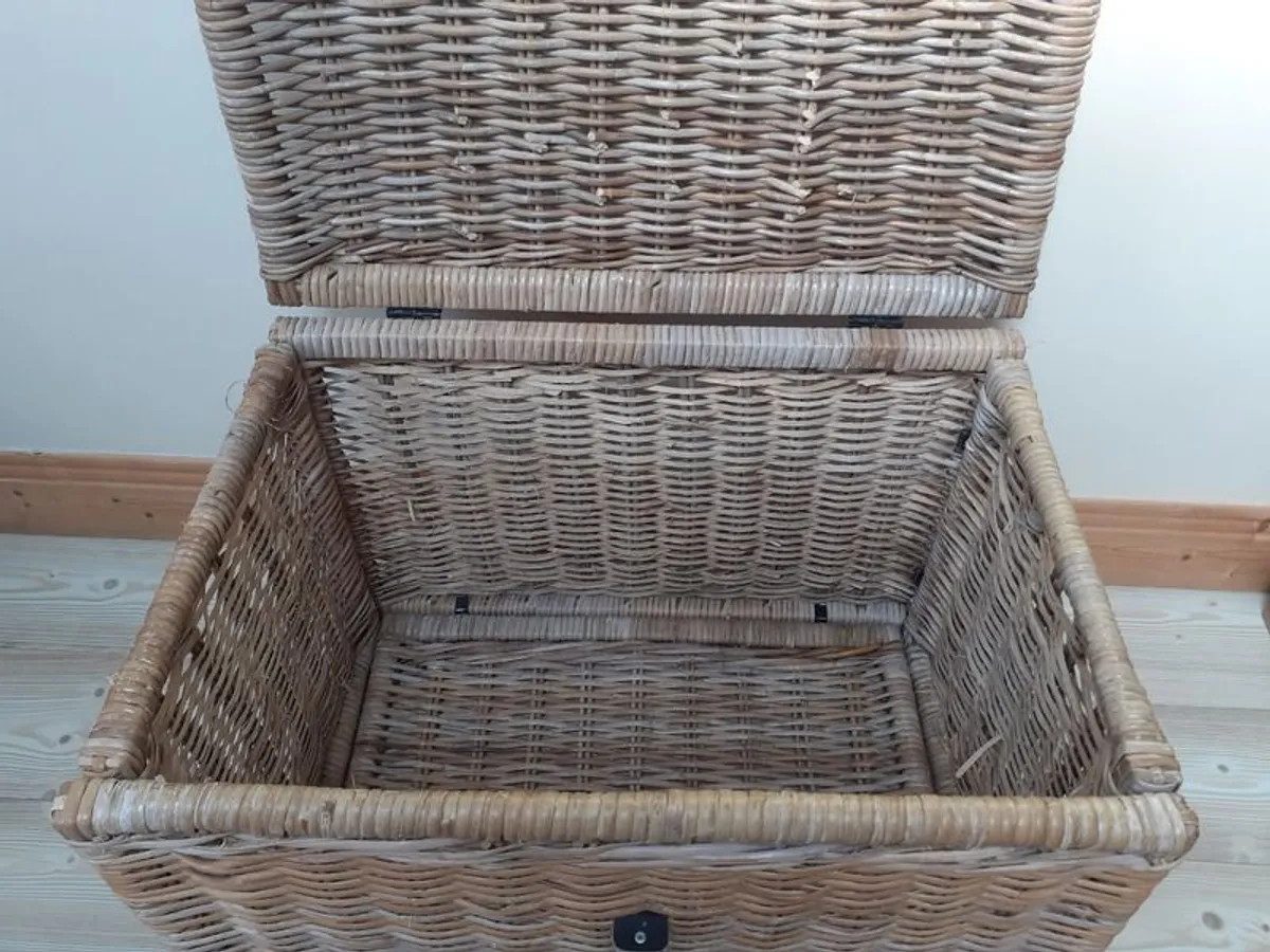 Wicker chest/hamper basket - Image 2