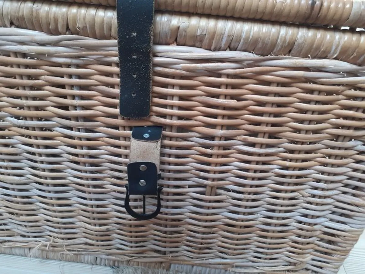 Wicker chest/hamper basket - Image 4