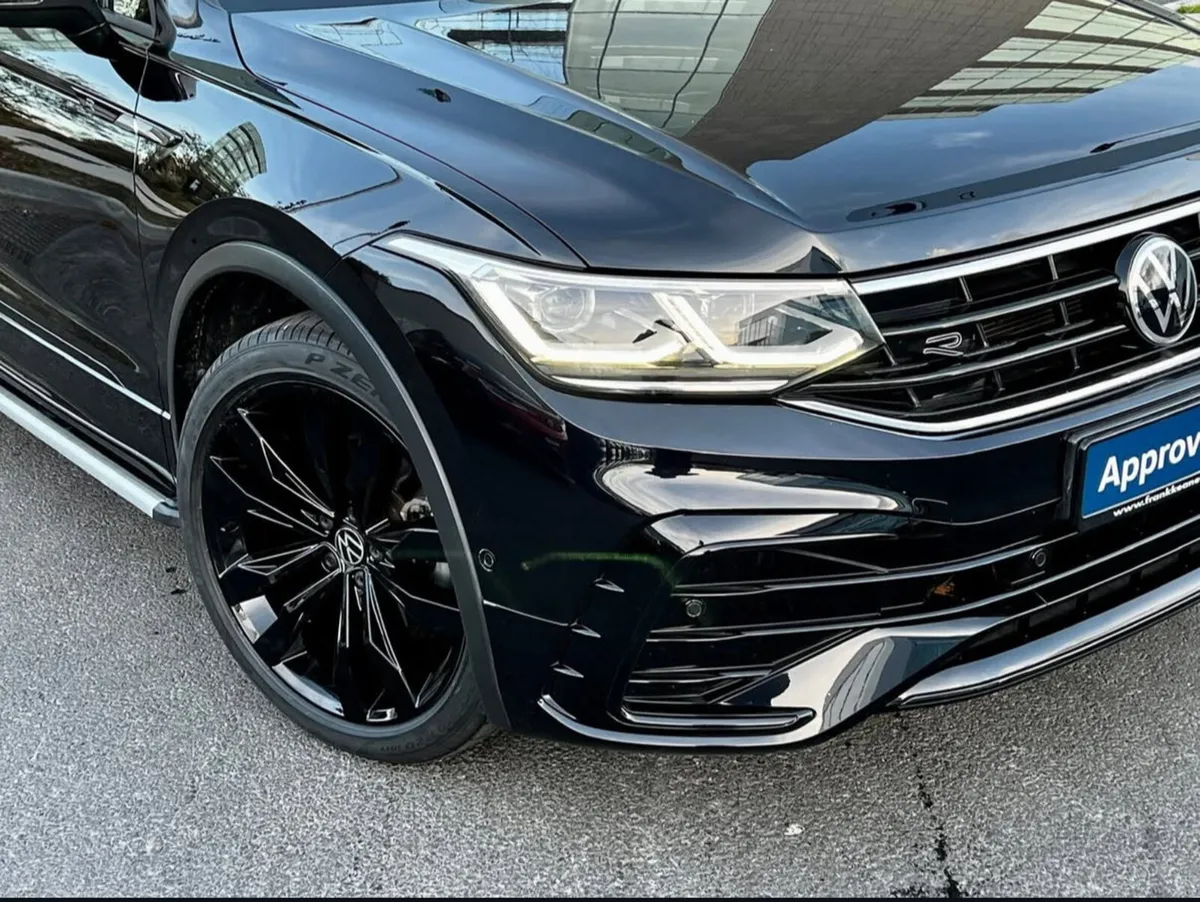 2021 Volkswagen Tiguan R-Line - Image 2