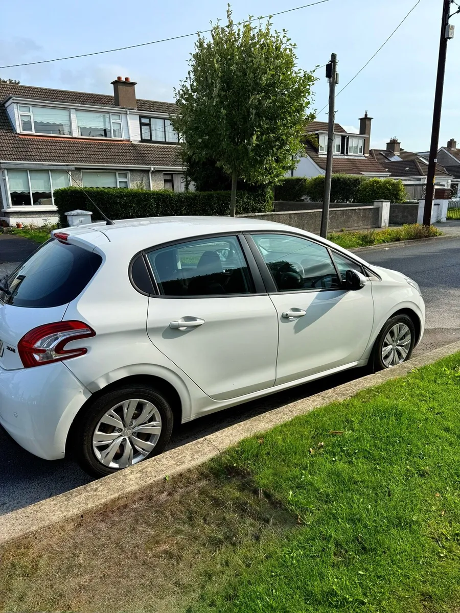 Peugeot 208 - Image 4