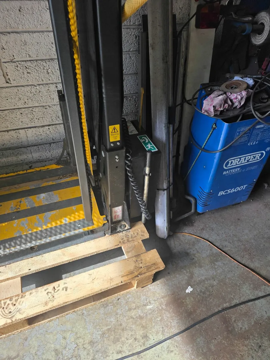 wheelchair lift - Image 1