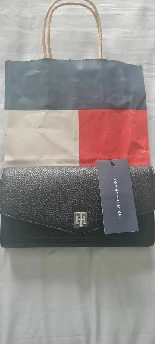 BNWT ladies original Tommy Hilfiger purse - Image 1