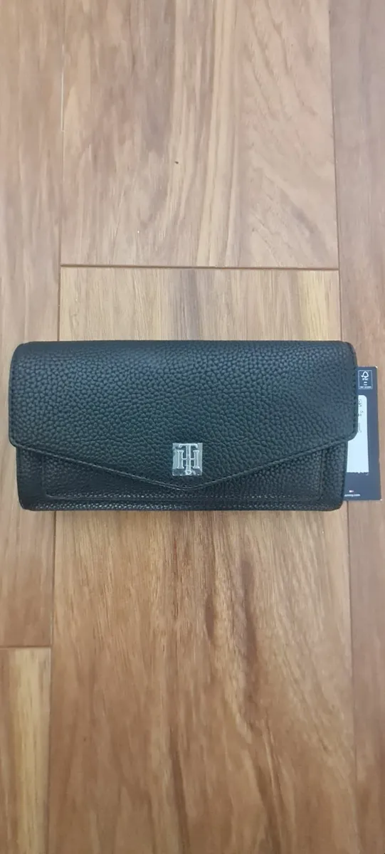 BNWT ladies original Tommy Hilfiger purse - Image 2