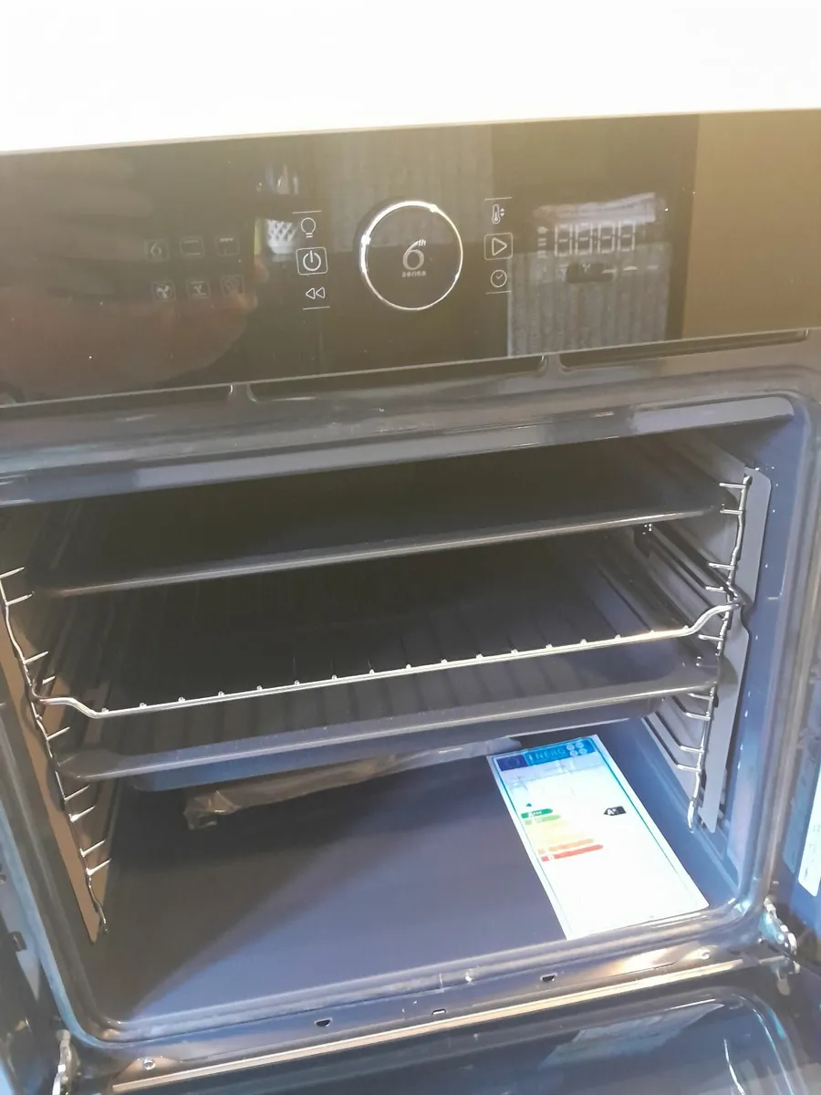 Whirlpool new single oven black in colour - Image 2
