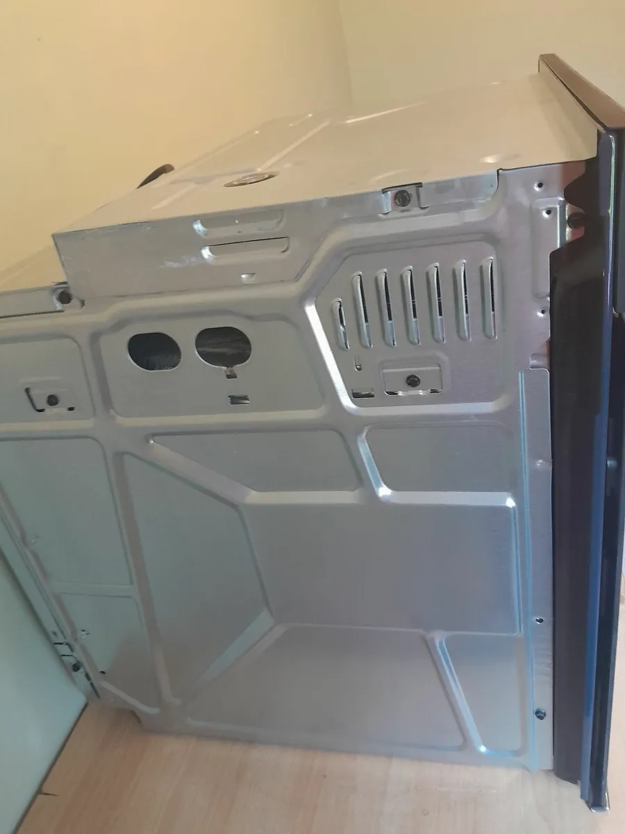 Whirlpool new single oven black in colour - Image 3