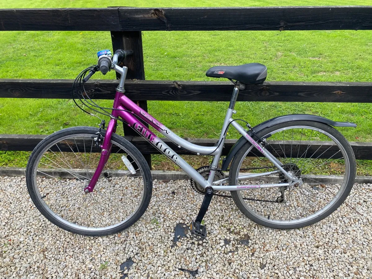 GIRLS BICYCLE.