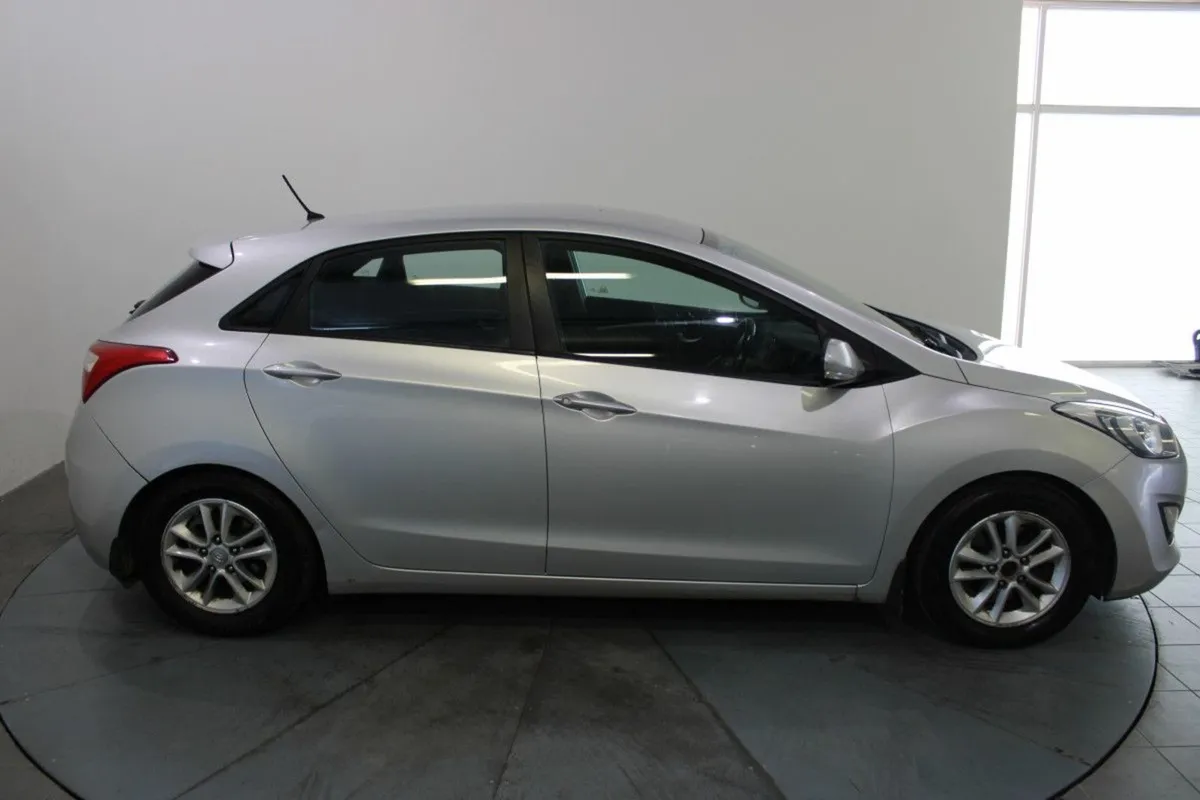 Hyundai i30 1.4 Diesel Elite Plus - Image 4
