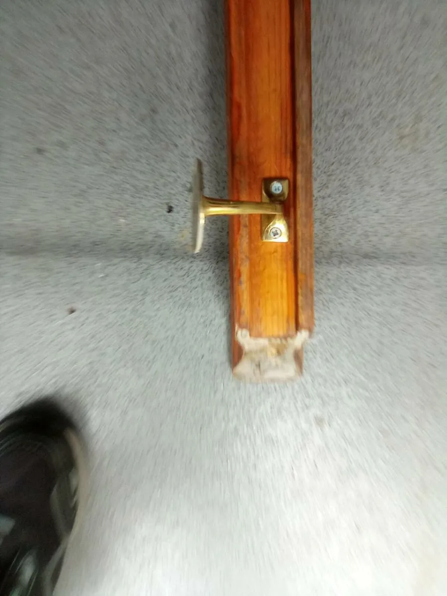 5. FOOT.  TIMBER  HAND. RAIL. WITH. BRACKETS. - Image 3