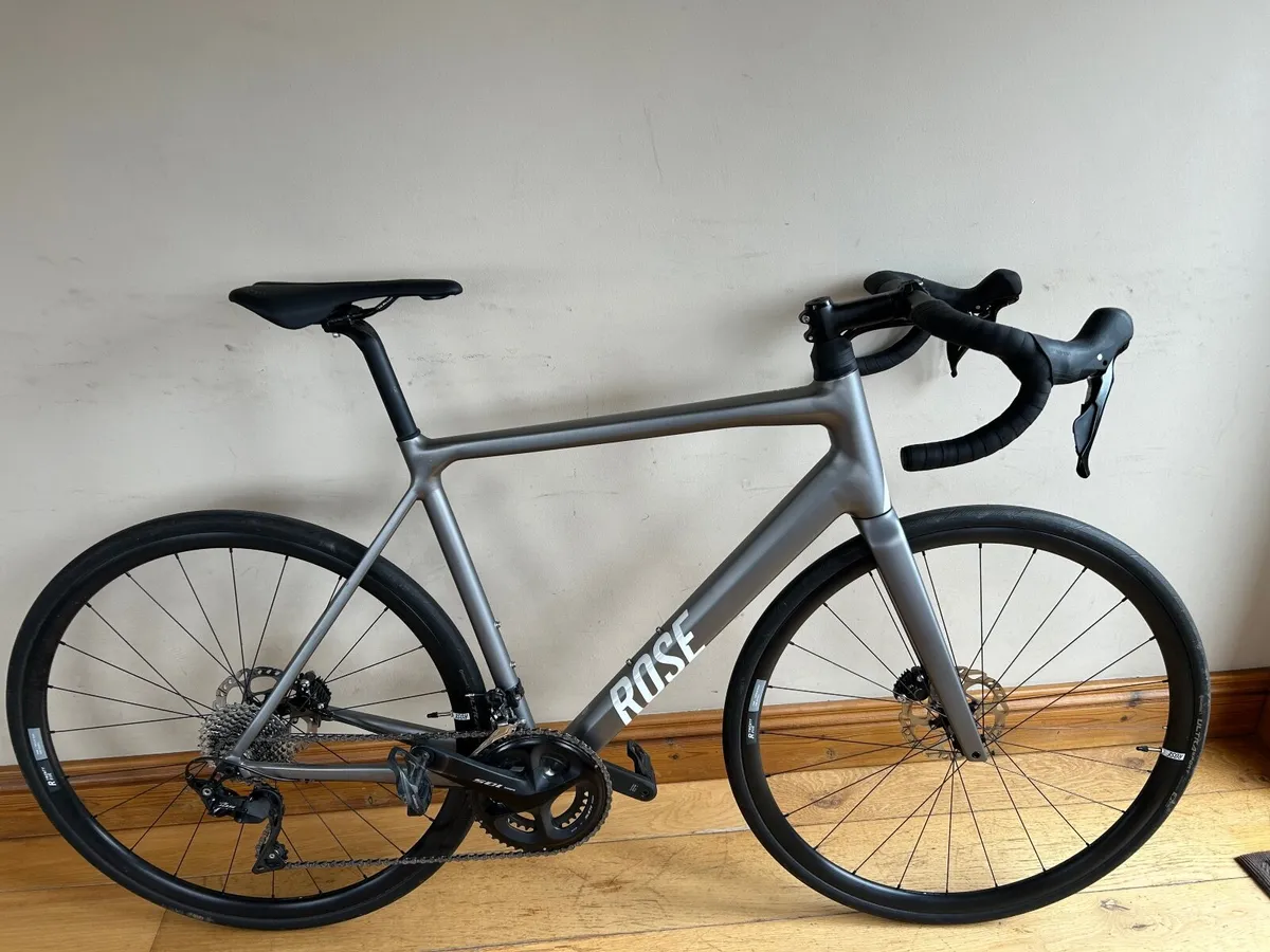 Road Bike - Large - Shimano 105 - like new - Image 1