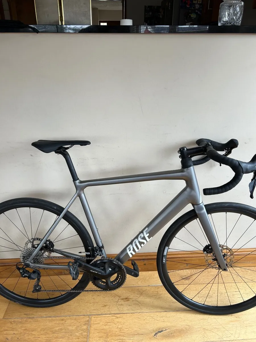 Road Bike - Large - Shimano 105 - like new - Image 2