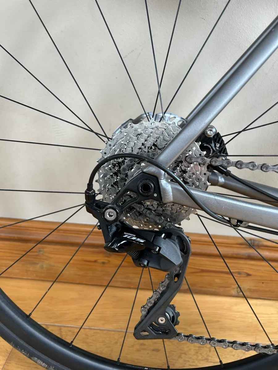 Road Bike - Large - Shimano 105 - like new - Image 3