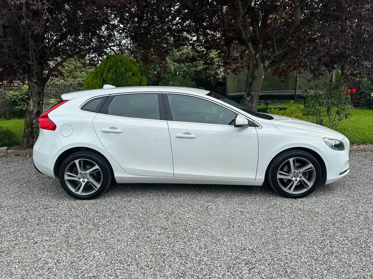 Volvo V40 Leather Great Condition - Image 2