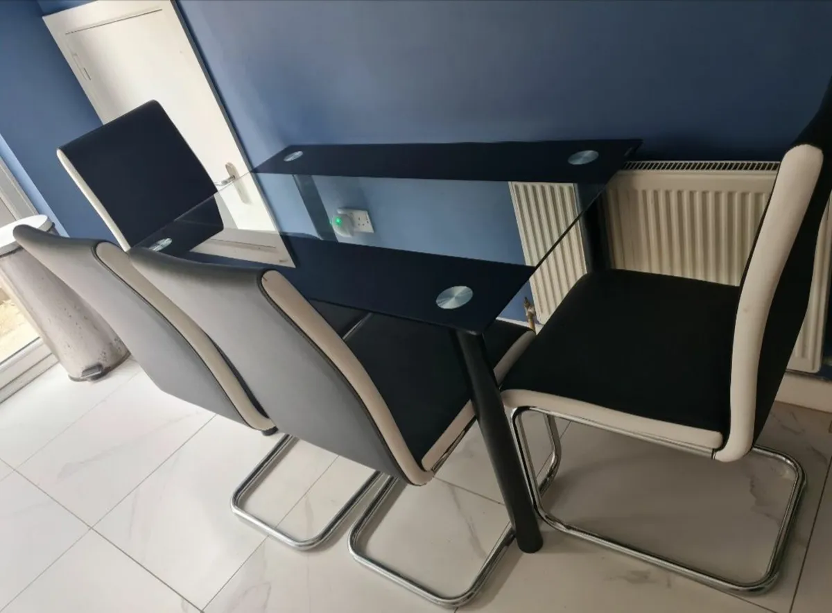 Table and 4 chairs - Image 1
