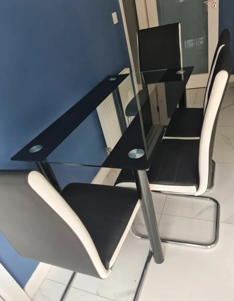 Table and 4 chairs - Image 2