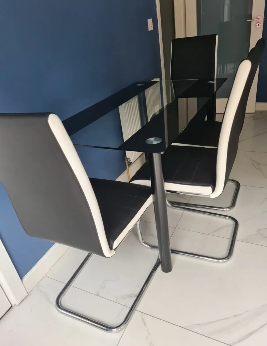 Table and 4 chairs - Image 3