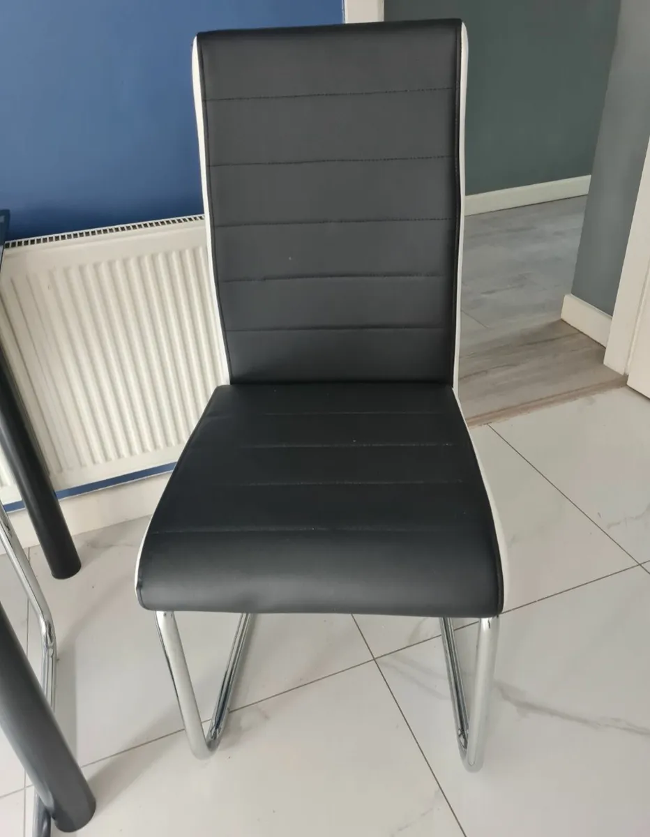 Table and 4 chairs - Image 4