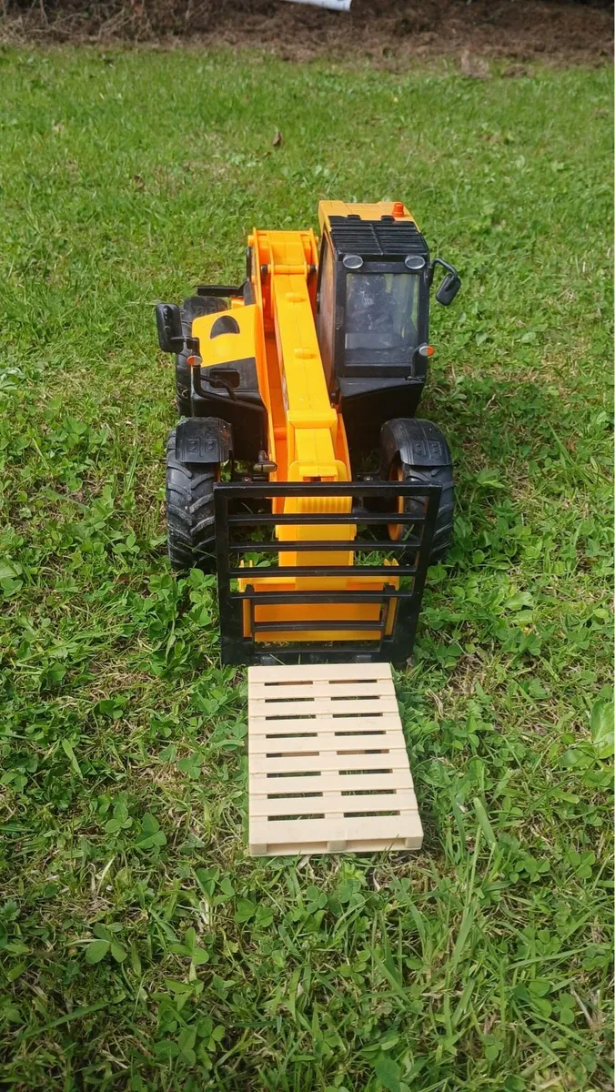 Toy tractors - Image 1