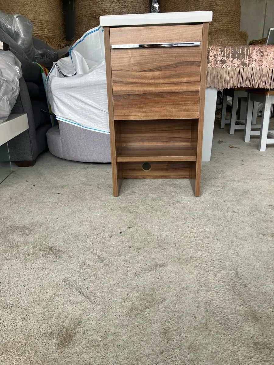 Vanity unit with basin and tap - Image 2