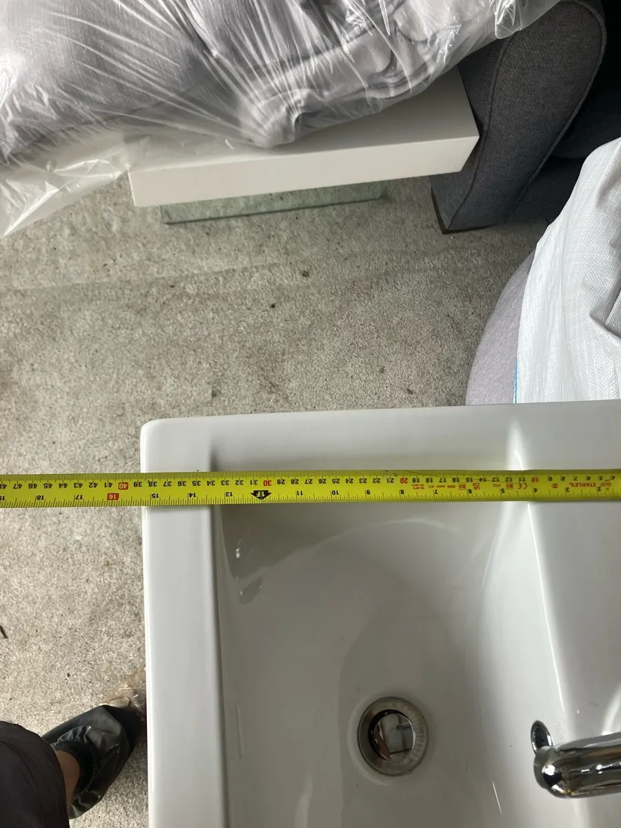 Vanity unit with basin and tap - Image 4