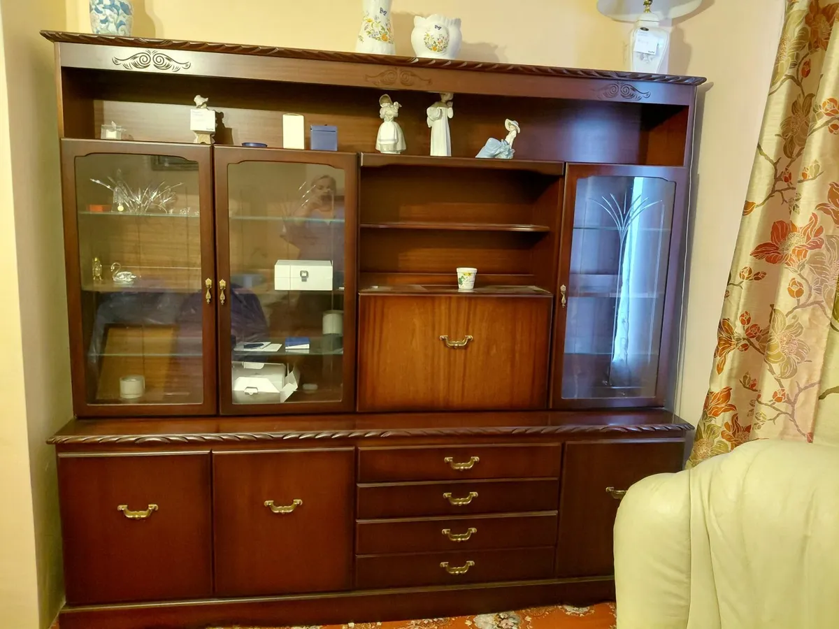 Large display cabinet