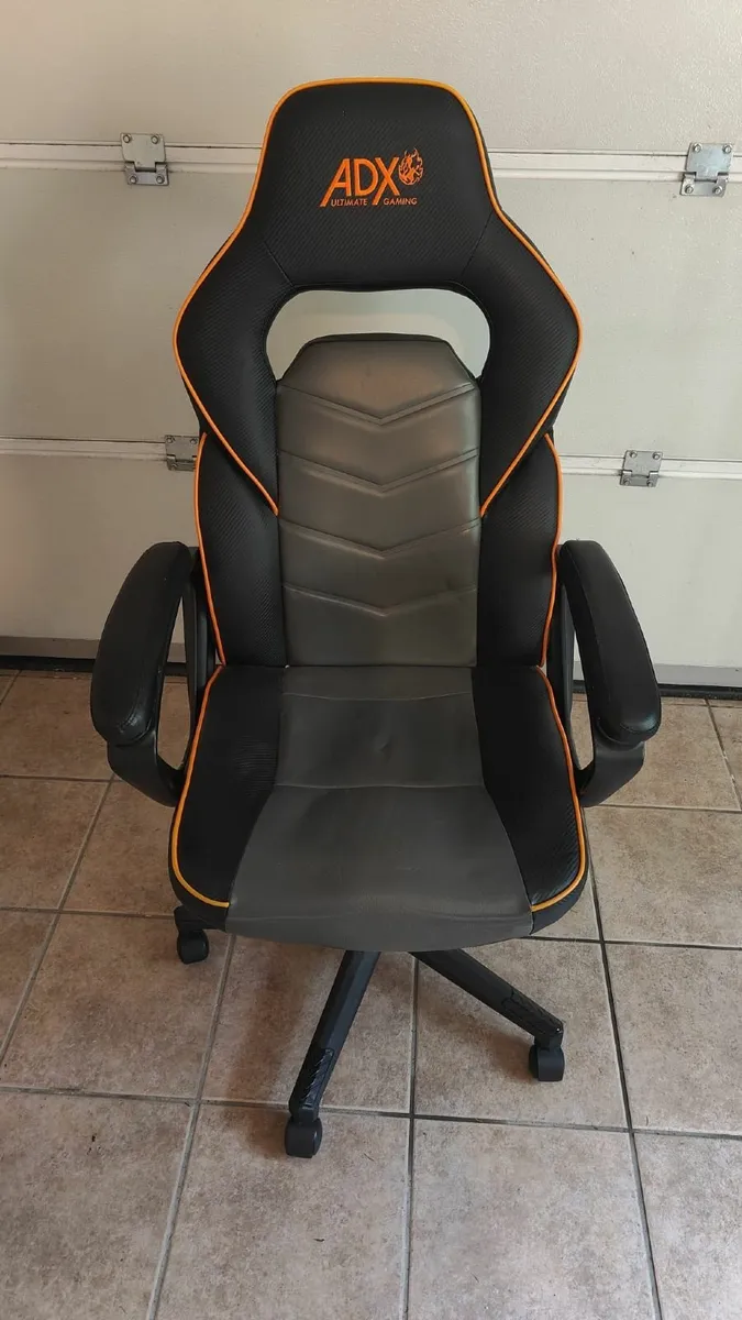 Office/gaming chair - Image 1