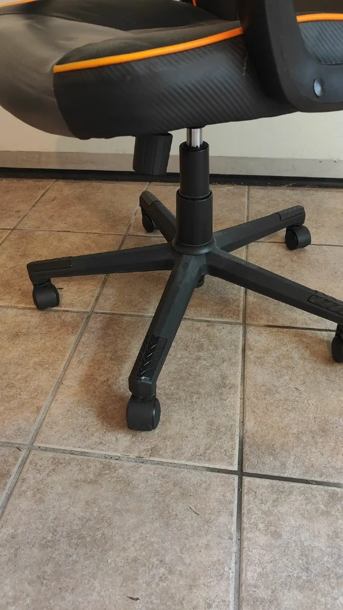Office/gaming chair - Image 4