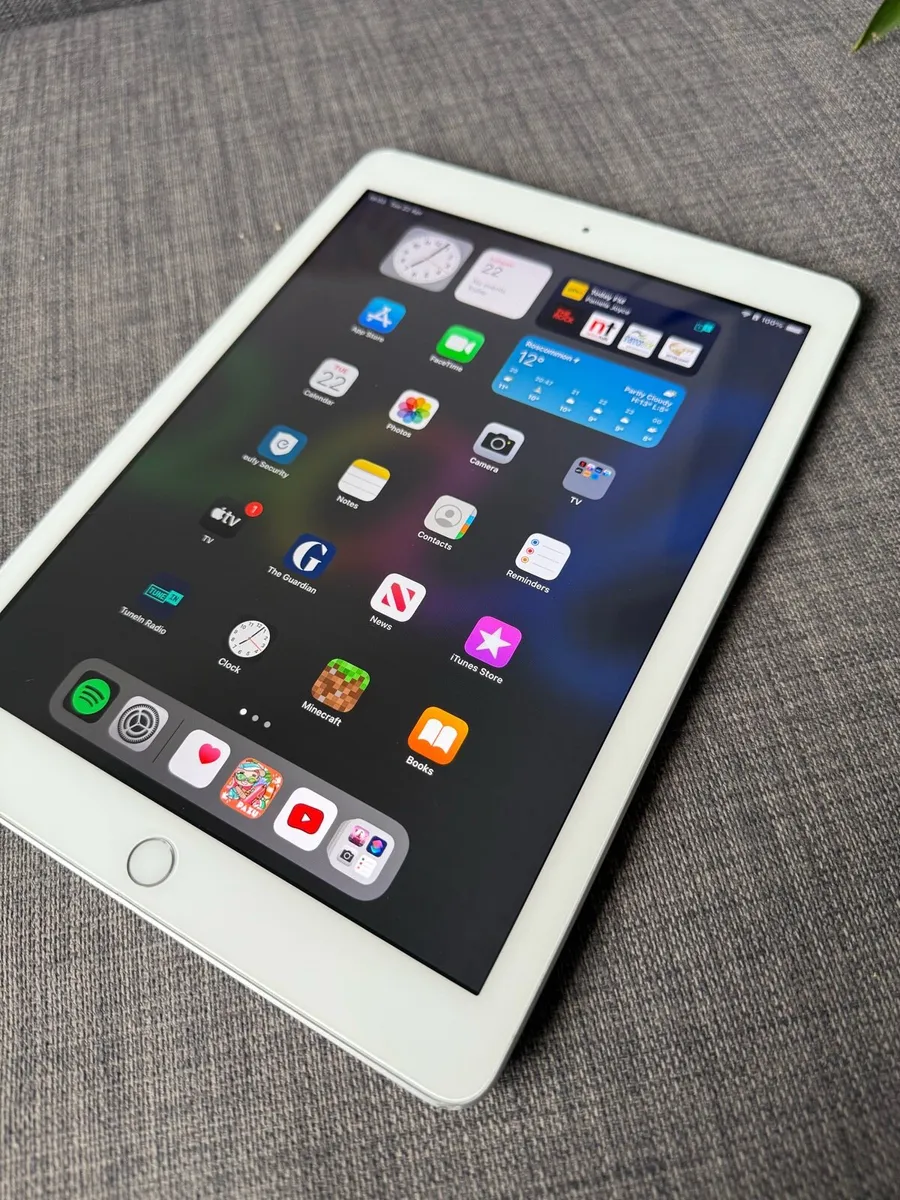 Apple iPad 128gb WiFi only.  6th Generation. - Image 1