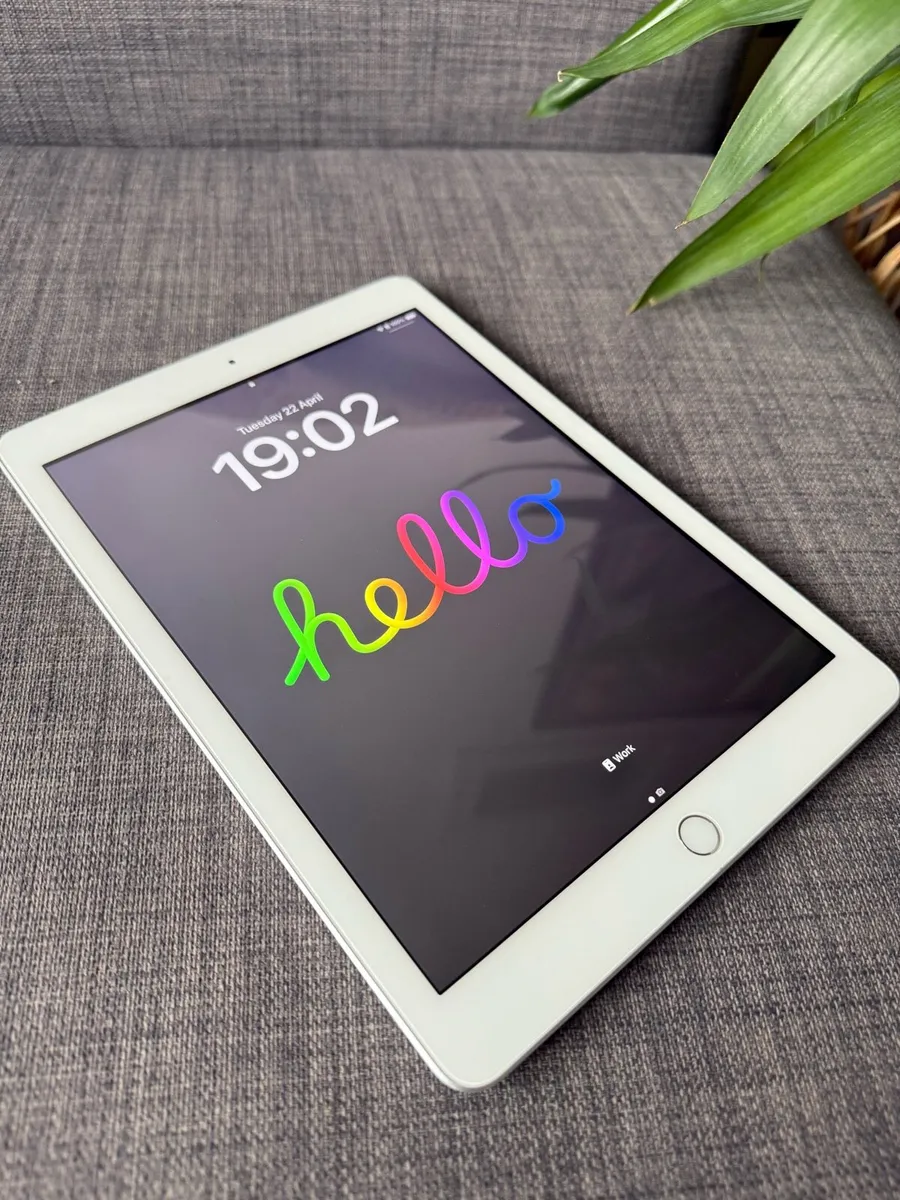Apple iPad 128gb WiFi only.  6th Generation. - Image 2