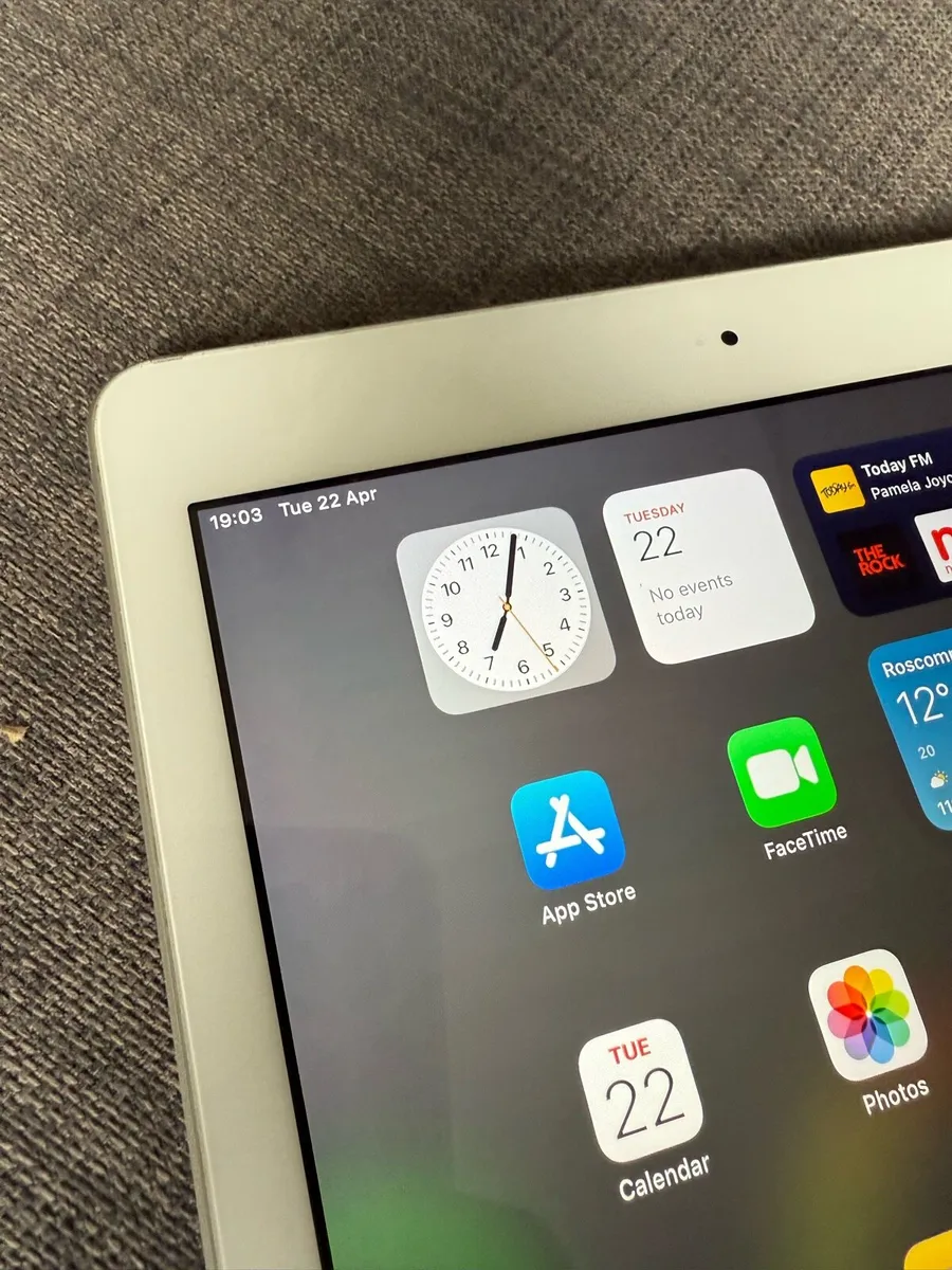Apple iPad 128gb WiFi only.  6th Generation. - Image 3