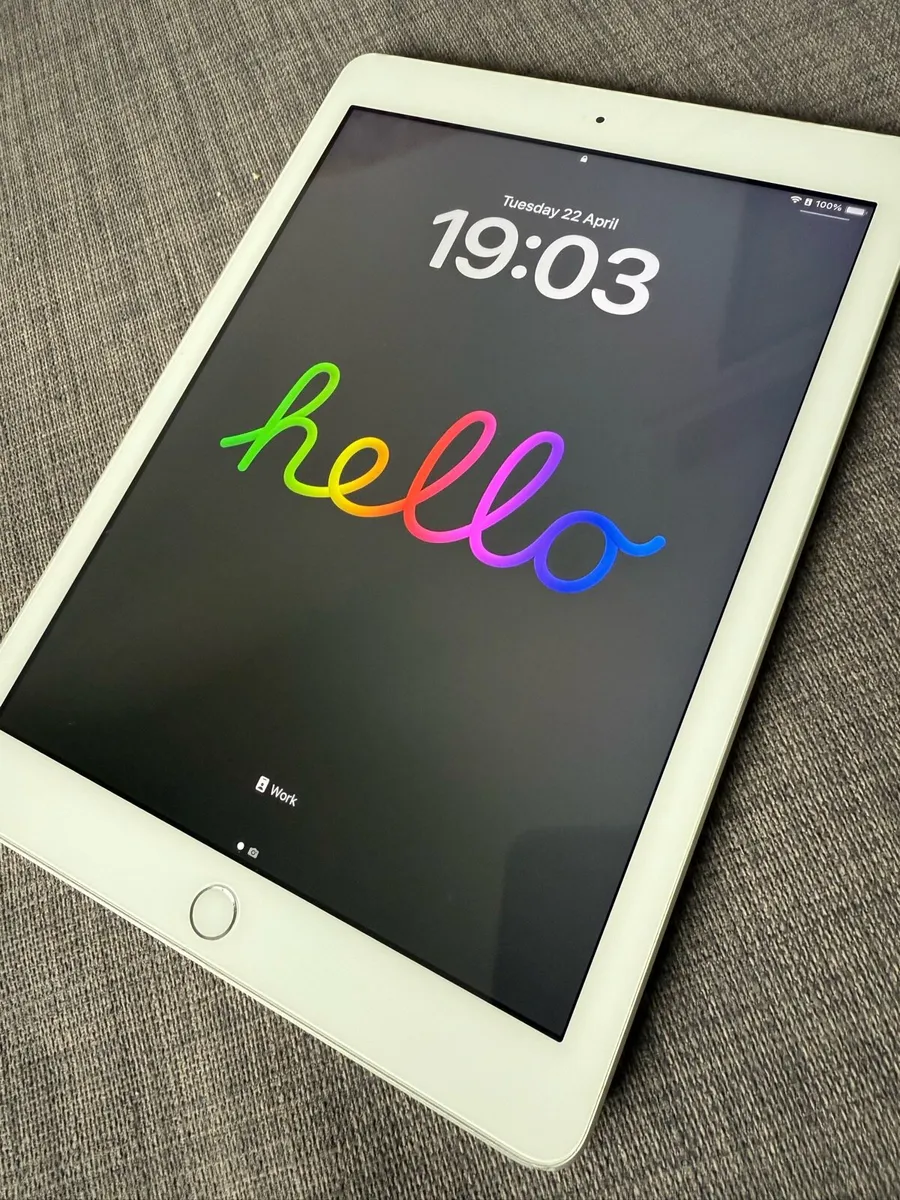 Apple iPad 128gb WiFi only.  6th Generation. - Image 4