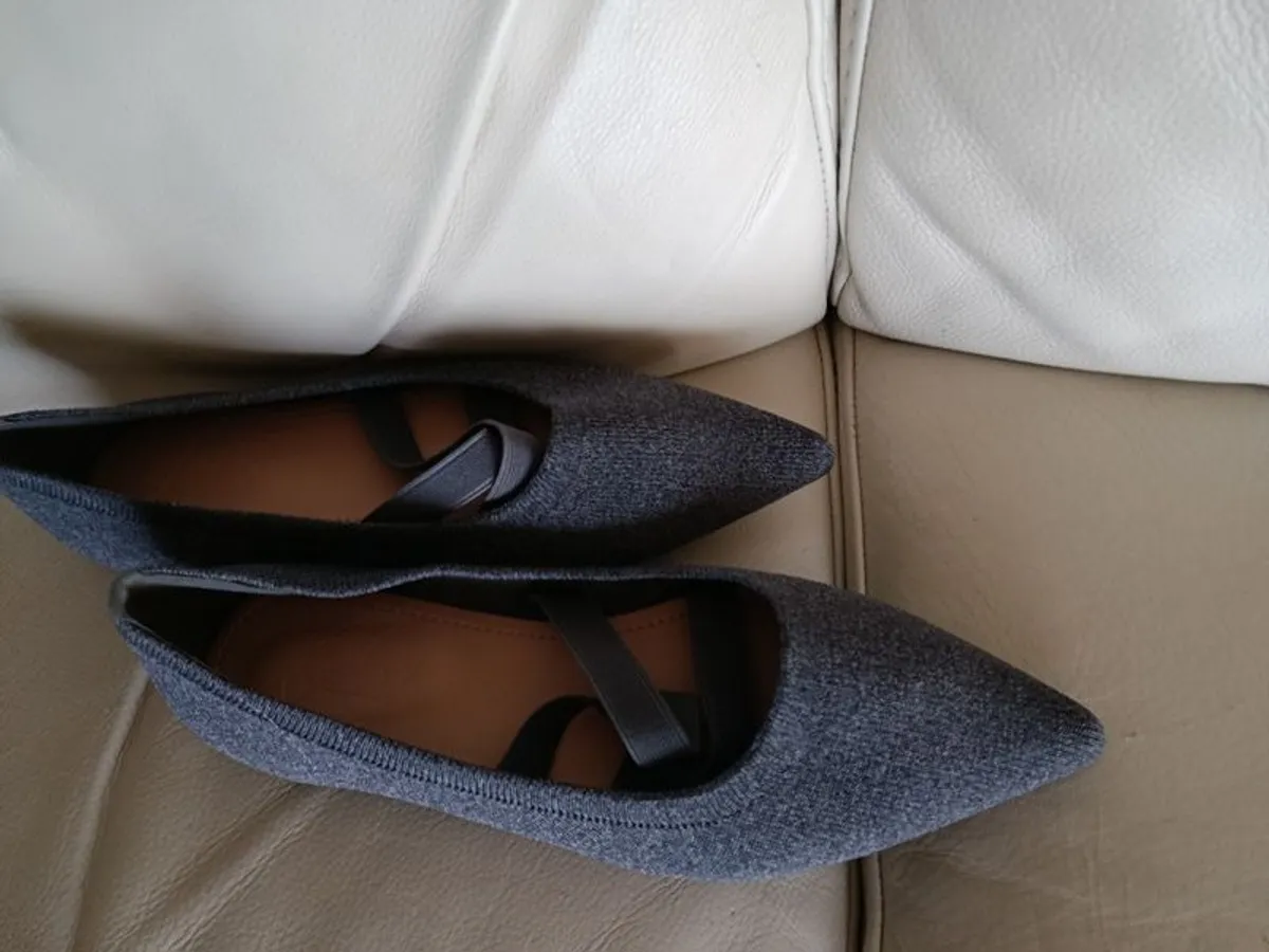 Grey pointer ballerina with cross elastic straps Sz 6 - Image 1